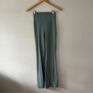 Lululemon Groove SHR Nulu Flared Pant Size 2 Sage Green